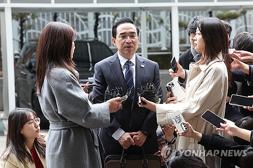 (서울=연합뉴스) 박동주 기자 = 이재명 정부 초대 기획예산처 장관 후보자로 지명된 더불어민주당 박홍근 의원이 3일 서울 중구 예금보험공사에 마련된 인사청문회 준비 사무실로 출근하며 취재진 질문에 답하고 있다. 2026.3.3 pdj6635@yna.co.kr