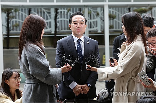 (서울=연합뉴스) 박동주 기자 = 이재명 정부 초대 기획예산처 장관 후보자로 지명된 더불어민주당 박홍근 의원이 3일 서울 중구 예금보험공사에 마련된 인사청문회 준비 사무실로 출근하며 취재진 질문에 답하고 있다. 2026.3.3 pdj6635@yna.co.kr