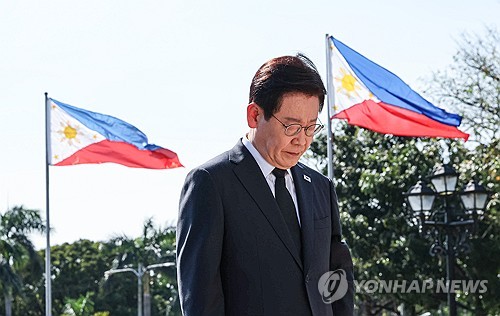 헌화 후 묵념하는 이재명 대통령