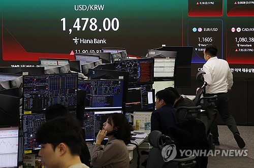 (서울=연합뉴스) 신준희 기자 = 4일 중구 하나은행 본점 딜링룸 전광판에 실시간 원/달러 환율이 표시돼 있다. 2026.3.4 hama@yna.co.kr