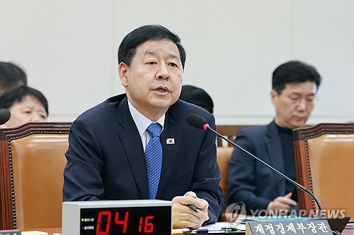 (서울=연합뉴스) 신현우 기자 = 구윤철 부총리 겸 재정경제부 장관이 4일 국회에서 열린 대미투자특별법 처리를 위한 특별위원회 전체회의에서 특위 위원 질의에 답하고 있다. 2026.3.4 nowwego@yna.co.kr