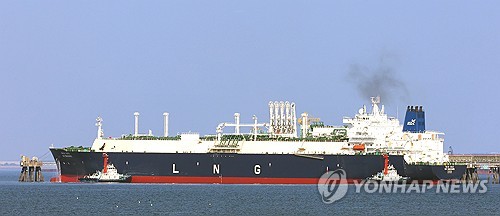 인천생산기지에 정박한 LNG 수송선