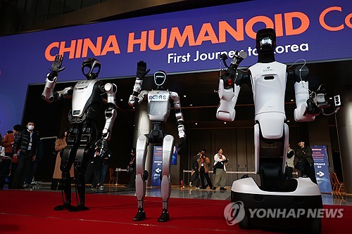 중국산 휴머노이드 로봇. 왼쪽부터 애지봇 G2, 유니트리 G1, 레쥬 쿠아보4 프로
