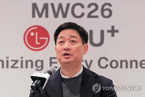 질문에 답하는 홍범식 LG유플러스 대표