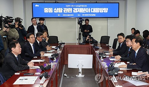 (서울=연합뉴스) 배재만 기자 = 6일 국회 의원회관에서 열린 중동 상황 관련 경제 분야 대응방향 당정실무협의회. 왼쪽은 국회 재정경제기획위원회 더불어민주당 정태호 간사를 비롯한 위원들. 오른쪽은 구윤철 부총리 겸 재정경제부 장관. 2026.3.6 scoop@yna.co.kr