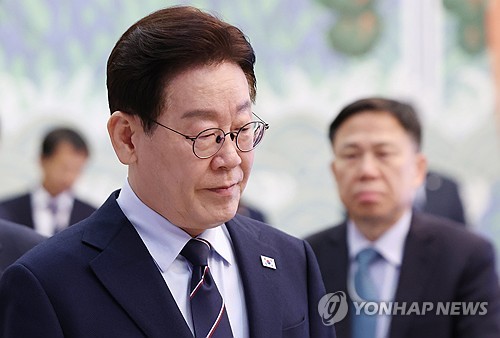 (서울=연합뉴스) 김도훈 기자 = 이재명 대통령이 6일 청와대에서 열린 수석보좌관회의에 입장하고 있다. 2026.3.6 superdoo82@yna.co.kr