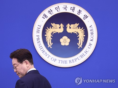 李대통령 "개혁도 옥석 가려야…초가삼간 태우는 일 경계"_정지서