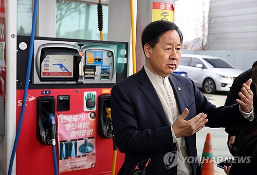 석유제품 매점매석시 형사처벌…정유사, 월 반출량 90% 이상 유지해야_최욱