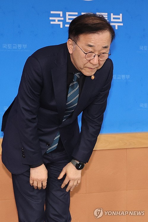 국토장관, 무안공항 여객기 참사 초기수습 부실에 "고개 숙여 사과"_한종화