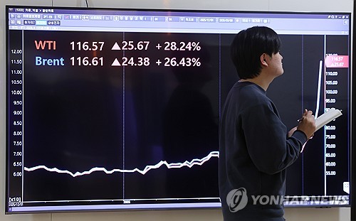 (서울=연합뉴스) 박동주 기자 = 국제 유가가 배럴당 100달러선을 돌파한 9일 서울 종로구 연합인포맥스에 설치된 모니터에 브렌트유와 서부텍사스산원유(WTI) 가격이 표시돼 있다. 2026.3.9 pdj6635@yna.co.kr