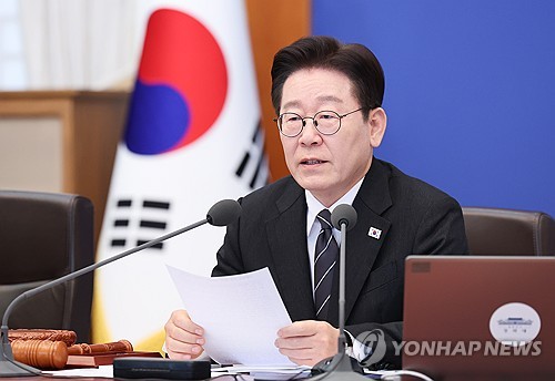 李대통령 "추가 금융·재정지원 속도감있게 검토해야"(종합)_정지서