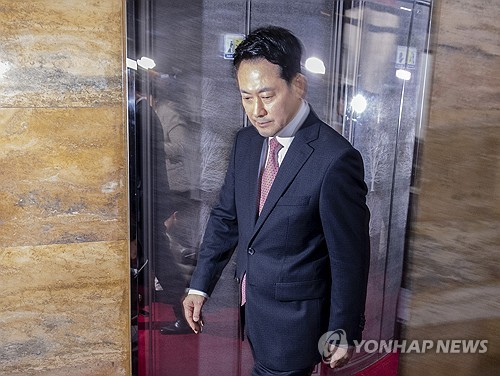 결의문 발표 관련 입장 표명 마친 뒤 이동하는 국민의힘 장동혁 대표