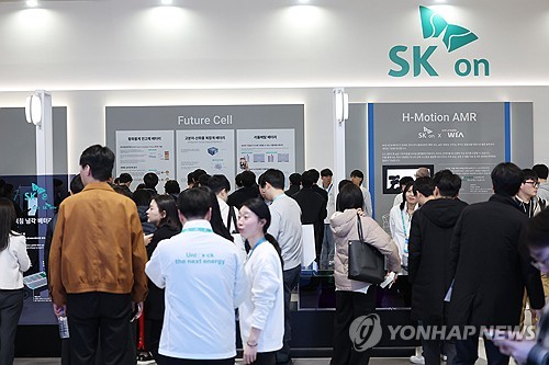 SK온 부스 둘러보는 참관객들