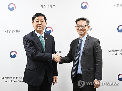 (서울=연합뉴스) 구윤철 부총리 겸 재정경제부 장관이 11일 서울 종로구 정부서울청사에서 연례협의차 방한한 국제신용평가사 스탠더드앤드푸어스(S&P) 연례협의단의 예방을 받고 킴엥 탄 아태지역 국가신용등급 총괄 이사와 악수하며 기념 촬영하고 있다. 2026.3.11 [재정경제부 제공. 재판매 및 DB 금지] photo@yna.co.kr