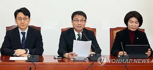 (서울=연합뉴스) 배재만 기자 = 더불어민주당 한병도 원내대표가 12일 국회에서 열린 정책조정회의에서 발언하고 있다. 오른쪽은 한정애 정책위의장, 왼쪽은 천준호 원내운영수석부대표. 2026.3.12 scoop@yna.co.kr