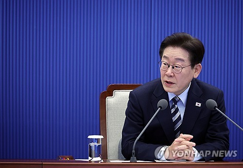 李대통령 "눈뜨면 출근 눈감으면 퇴근이라했더니 악덕사업주라 해"_정지서