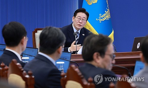 李대통령 "최고가격제 어기는 주유소 제게 신고해 달라"(종합)_정지서