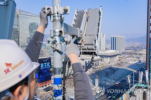 SK텔레콤 직원이 통신 장비를 점검하는 모습