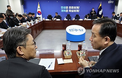 중동사태 경제 대응 TF, 얘기 나누는 이형일-권대영