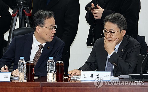 당정 "국고채 바이백 준비 중…회사채 6천억 긴급 매입"(종합)_온다예