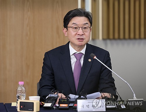 이억원 "최고의 경각심 갖고 금융시장 안정·실물 영향 최소화 총력"_황남경
