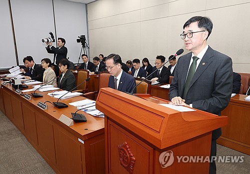 (서울=연합뉴스) 배재만 기자 = 임기근 기획예산처 차관이 18일 국회에서 열린 연금개혁특위 전체 회의에서 업무보고를 하고 있다. 2026.3.18 scoop@yna.co.kr