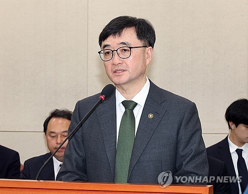 (서울=연합뉴스) 배재만 기자 = 임기근 기획예산처 차관이 18일 국회에서 열린 연금개혁특위 전체 회의에서 업무보고를 하고 있다. 2026.3.18 scoop@yna.co.kr