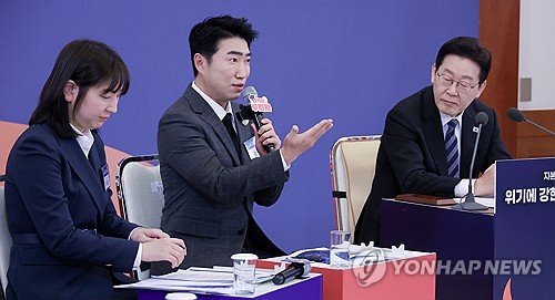 李대통령 옆자리 앉은 개그맨 장동민 "개인투자자 가짜뉴스에 휘둘려"_정지서