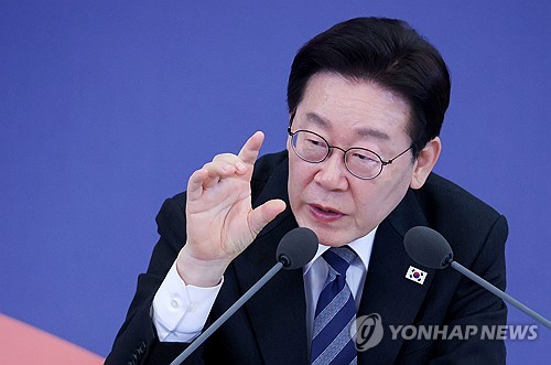李대통령 "자금이 보다 생산적으로 흐를 수 있도록 구조 과감히 바꿔야"_정지서
