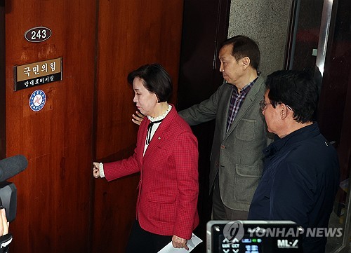 장동혁 대표 면담을 위해 입장하는 대구시당 의원들