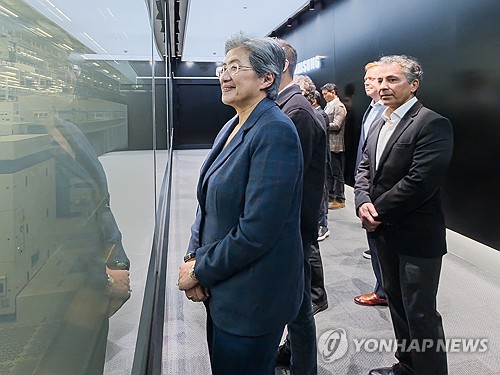 설비 둘러보는 리사 수 AMD CEO