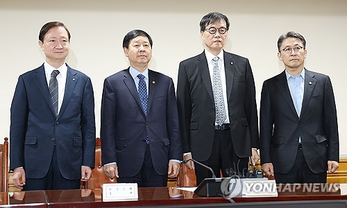 (서울=연합뉴스) 김성민 기자 = 구윤철 부총리 겸 재정경제부 장관이 19일 서울 중구 은행회관에서 열린 확대거시경제금융회의에서 참석자들과 기념촬영을 하고 있다. 왼쪽부터 이찬진 금융감독원장, 구 부총리, 이창용 한국은행 총재, 권대영 금융위원회 부위원장. 2026.3.19 ksm7976@yna.co.kr