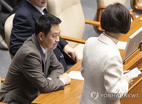 이인선 의원과 대화 나누는 장동혁 대표