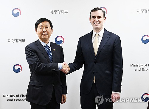 (서울=연합뉴스) 구윤철 부총리 겸 재정경제부 장관이 19일 서울 종로구 정부서울청사에서 댄 카츠 IMF 수석 부총재와 면담에 앞서 악수하며 기념 촬영하고 있다. 2026.3.19 [재정경제부 제공. 재판매 및 DB 금지] photo@yna.co.kr