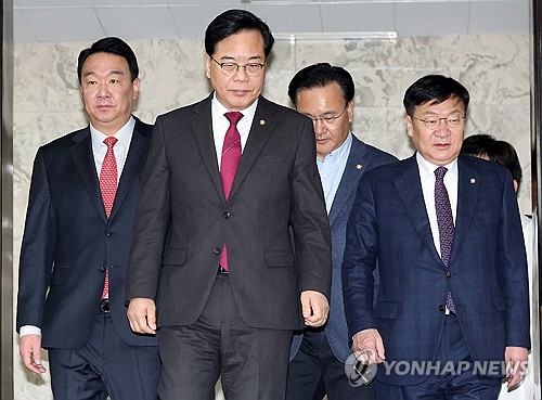 (서울=연합뉴스) 이동해 기자 = 국민의힘 송언석 원내대표와 정점식 정책위의장 등 원내지도부가 20일 국회에서 열린 원내대책회의에 입장하고 있다. 2026.3.20 eastsea@yna.co.kr