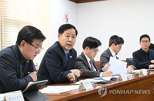 (서울=연합뉴스) 구윤철 부총리 겸 재정경제부 장관이 22일 서울 종로구 정부서울청사에서 중동 상황에 따른 고유가 대응 관계 장관 간담회를 주재하고 있다. 2026.3.22 [재정경제부 제공. 재판매 및 DB 금지] photo@yna.co.kr