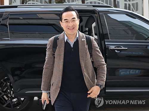 (서울=연합뉴스) 서명곤 기자 = 박홍근 기획예산처 장관 후보자가 22일 서울 중구 예금보험공사에 마련된 인사청문회 준비 사무실로 출근하고 있다. 2026.3.22 seephoto@yna.co.kr