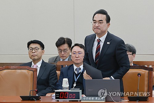 (서울=연합뉴스) 신현우 기자 = 박홍근 기획예산처 장관 후보자가 23일 국회 재정경제기획위원회에서 열린 인사청문회에서 선서하기 위해 발언대로 향하고 있다. 2026.3.23 nowwego@yna.co.kr