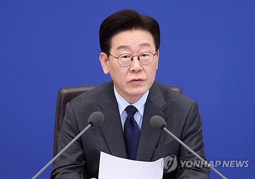 李대통령 "기름값 담합, 부당한 돈벌이…정유업계 위기극복 동참해야"(종합)_정지서