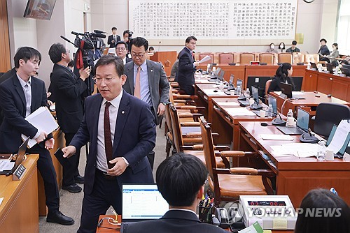 의결 앞서 퇴장하는 국민의힘 국조특위 위원들