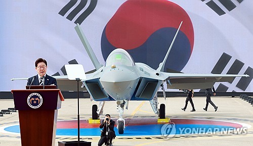 李대통령 "KF-21 성공, 세계 방산 강국과 경쟁할 새 동력 확보"_정지서