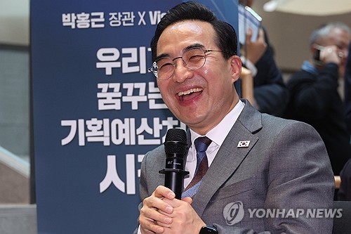 첫 현장행보로 청년 만난 박홍근 "교육·취업·주거 접근성 확대"_박준형