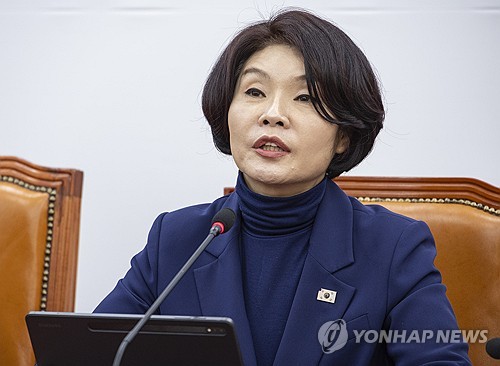 與 "정유사 가격결정 구조 그냥 두면 담합 근절 안돼…개선책 마련하 것"_황남경