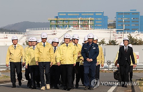 석유 비축기지 찾은 李대통령 "최대한 원유 확보·소비줄여 위기 극복"_정지서