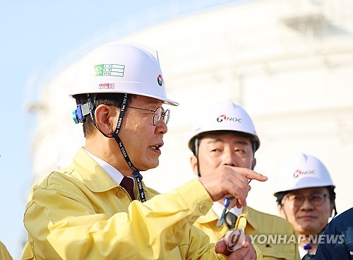 李대통령 "중요한 것은 실행, 고통 나누는 연대 절실"_정지서