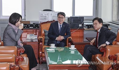 여야, 추경 처리 일정 이견…與 "4월 9일"·국힘 "14일"_황남경