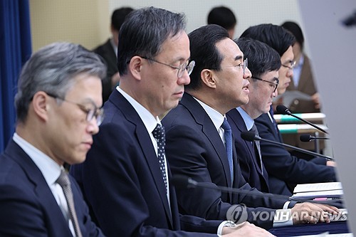 이형일 경제부총리와 박홍근 기획처 장관