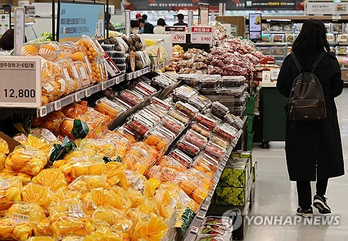 (서울=연합뉴스) 이재희 기자 = 27일 서울의 한 대형마트에서 시민이 장을 보고 있다. 정부는 중동사태에 따른 물가 파급이 1~3차에 걸쳐 단계적으로 나타날 것으로 보고 기존 돼지고기, 계란 등 물가 특별 관리 품목을 공산품 및 가공식품 전반으로 확대한 43개 품목을 집중적으로 관리한다고 밝혔다. 2026.3.27 scape@yna.co.kr