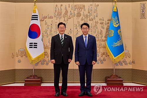 李대통령, 정무특보 사퇴 조정식에 "언제나 함께 해줘서 감사"_황남경