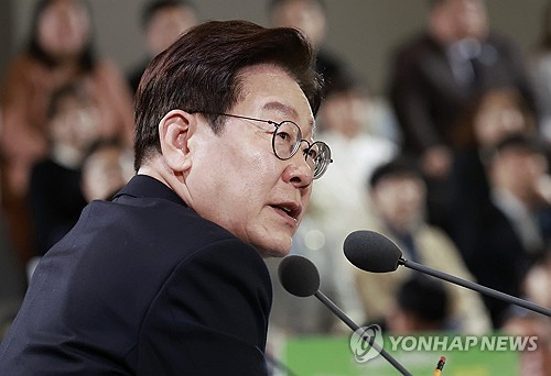 李대통령 "정치는 잘하는 경쟁으로 정상화 돼야"_정지서